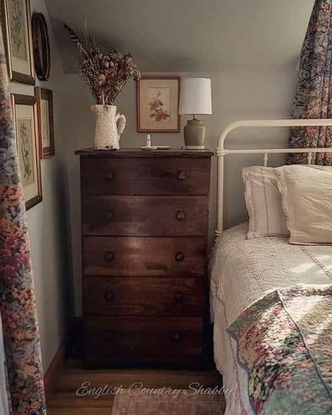 Bedroom Trim, Furniture Upcycle, Cottage Bedroom, Romantic Country, Iron Bed, Country Bedroom, Cabins And Cottages, My Bedroom, Dream Apartment