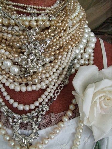 Pearl And Lace, Coco Chanel, Bling Bling, Pearl Jewelry, Beautiful Jewelry, High Fashion, Jewelry Box, Pearl Necklace, Vintage Jewelry