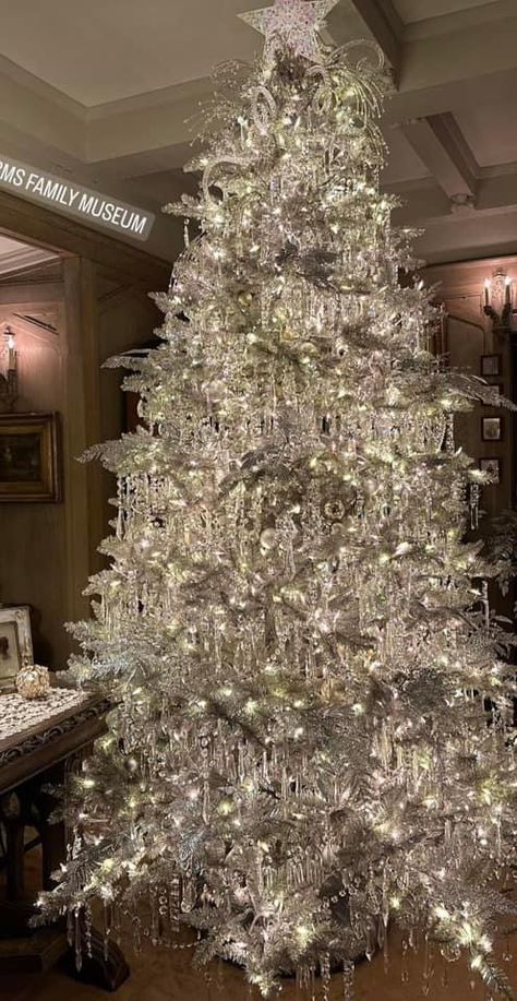 White Tinsel Tree, Cluster Christmas Trees, White Tinsel Christmas Tree, Old Money Christmas Tree, Cream And Gold Christmas Tree, White And Silver Christmas Tree, Blue Christmas Tree Decorations, Christmas Tree Decorations Ribbon, Christmas Tree Inspo