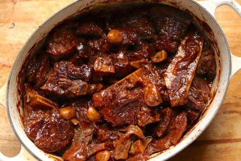 Braised Beef Neck Bones and Mushrooms Recipe Neckbone Recipe, Beef Neck Bones Recipe, Neck Bones Recipe, Pork Neck Bones Recipe, Beef Soup Bones, Braised Beef Recipes, Spaghetti With Ground Beef, Ground Beef And Potatoes, Neck Bones