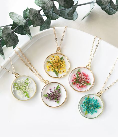 Uv Resin Flower Jewelry, Uv Resin Jewelry, Resin Flower Necklace, Epoxy Resin Necklace, Flower With Leaves, Pressed Flower Resin, Pressed Flower Jewelry, Dried Flower Jewelry, Pressed Flower Crafts