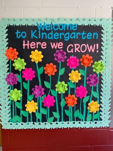 Back To School Bulletin Boards Flowers, Back To School Flower Bulletin Boards, Flower Back To School Bulletin Board, Flower Theme Bulletin Boards, Daisy Bulletin Board, Classroom Door Flowers, Wild Flower Classroom Theme, Flowers Classroom Theme, Kindergarten Bulletin Boards Welcome