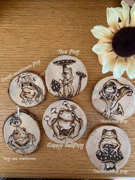 Pyrography Coasters, Mushroom Ornaments, Frog Mushroom, Wood Burning Patterns Stencil, Wood Burning Techniques, Wood Burn Designs, Pyrography Patterns, Woodburning Projects, Pyrography Art