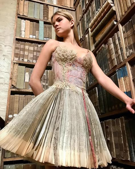 Junk Kouture, Book Dress, Recycled Dress, Formal Ideas, Semester 2, Paper Dress, Art Dress, Fantasy Fashion, Old Books