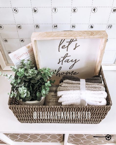 Tips for creating a gift basket | Closing Gifts For buyers | Closing Day Real Estate  #giftbasket #giftbasketideas #giftbaskets #closingday #realtor #realestate #realestateagent #realestateagenttips #homedecorgifts #realtorgifts #realtorgiftbasket #closinggiftsforbuyers Closing Day Real Estate, Real Estate Gift Basket, Closing Gifts For Buyers, Practical Housewarming Gifts, First Time Home Buyer, Real Estate Closing Gifts, Housewarming Gift Baskets, Basket Christmas, Closing Day