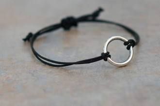 I want this but as a necklace. Tube Bead Bracelet, Bts Bracelet, Ankle Bracelets Diy, Braided Bracelet Diy, Instruções Origami, Pretty Jewelry Necklaces, Bracelets Handmade Diy, Circle Bracelet, Diy For Men