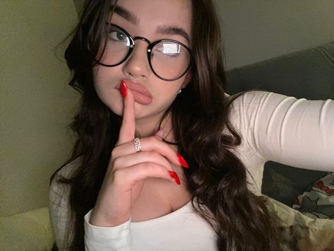 Selfie With Glasses Ideas, Brunette With Glasses Aesthetic, Glasses Selfie Aesthetic, Coquette Poses Selfie, Glasses Pictures Selfie, Selfie Ideas Glasses, Selfie Ideas With Glasses, Selfies With Glasses, Glasses Selfie Ideas