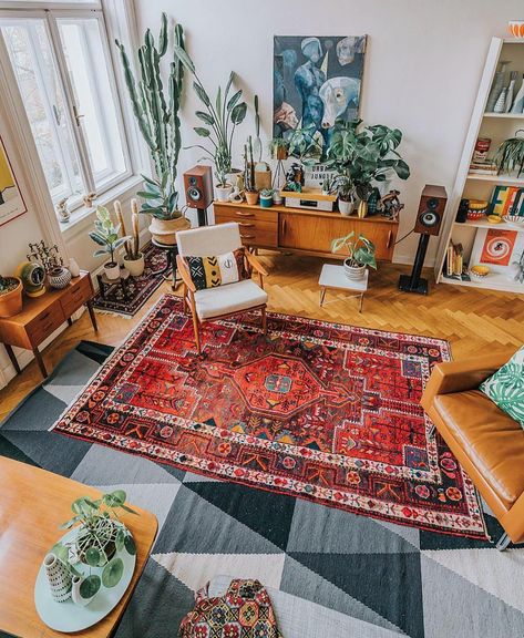 How many indoor plants can you find in here? Curated by @helloboholover Image by @restyleart #helloplantlover Boho Style Interior Design, Boho Style Interior, Boho Carpet, Bohemian Style Decor, Bohemian Style Interior, Hippie Homes, Natural Boho, Hippie Home Decor, Deco Retro