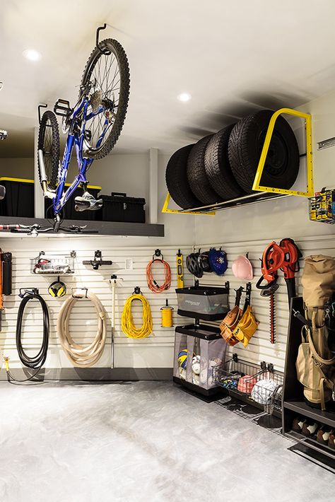 How to transform your garage into a beautiful storage and workspace Workspace Diy, Garage Wall Storage, Diy Garage Work Bench, Garage Storage Inspiration, Koti Diy, Garage Organisation, Garage Renovation, Garage Door Makeover, Garage Storage Solutions