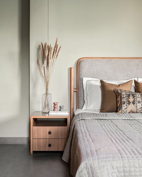 Wrapped in serene minimalism, the Guest Bedroom features soft sage walls that beautifully complement the oak wood furniture. With just the essentials—a cozy bed, a chest of drawers, and a functional wardrobe—guests enjoy a warm and welcoming space 😊 . Photo credit: @nayansoni21 . . #studioipsa #interiordesign #interiorstyling #homedecor #interiordesigninspiration #interiordesigninspo #interiorinspiration #interiordesignideas #interiordesignstudio #interiordesigntrends #bedroomdesign #bedro... Minimal Headboard, Sage Walls, Oakwood Furniture, Oak Wood Furniture, Minimal Apartment, Chest Of Drawers Bedroom, Functional Wardrobe, Oak Bedside Tables, Japandi Design