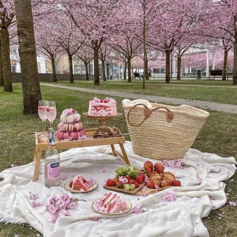 Cottage Core Picnic, Picnic Date Food, Pink Picnic, Fairy Tea Parties, Picnic Inspiration, Picnic Decorations, Cute Date Ideas, Picnic Birthday, Garden Party Birthday