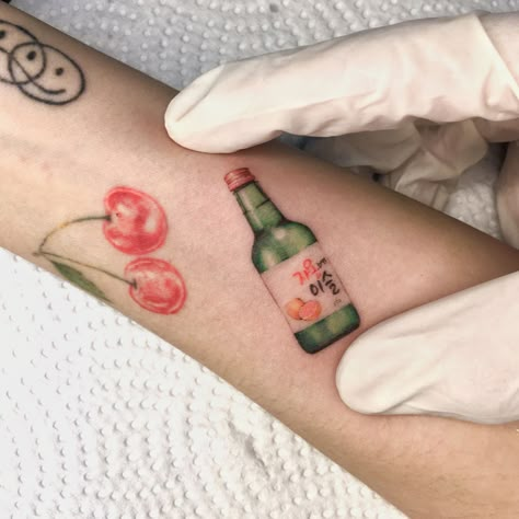 Soju Tattoo, Korean Inspired Tattoos, Flash Tattoo Feminina, Korean Tattoo Ideas, Tattoo Ideas Women, Sake Tattoo, Korea Tattoo, Photo Realism Tattoo, Korean Tattoo Artist