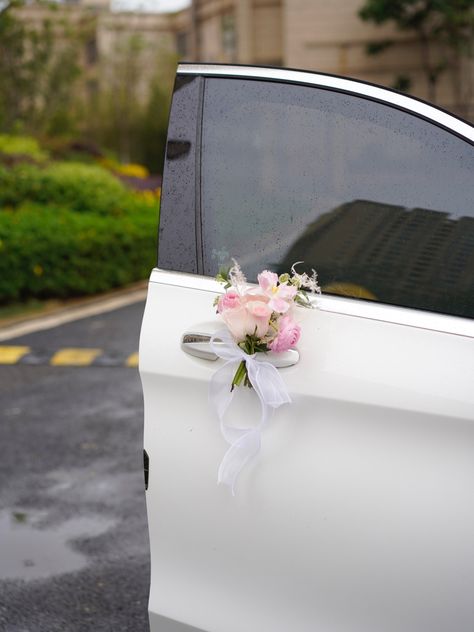 Bride Car Flower Design, Wedding Car Deco, Fete Ideas, Bridal Car, Flower Shop Design, Wedding Car Decorations, Car Deco, Wedding Backdrop Design, Flower Car