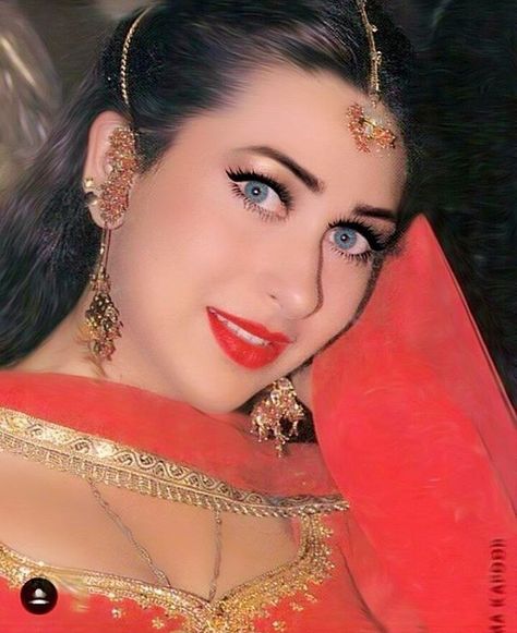 Karishma Kapoor Hd Photo, Indian Goddesses, Karishma Kapoor, Mid Night, Karisma Kapoor, National Film Awards, Indian Goddess, Indian Jewellery Design Earrings, Indian Jewellery Design