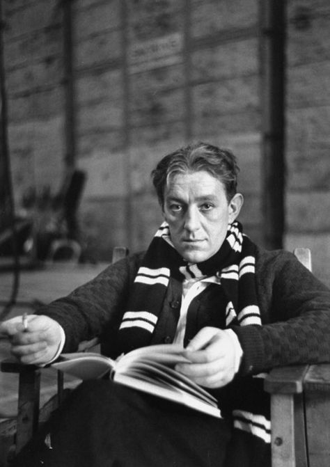 Alec Guinness, 1951, photo by Alfred Eisenstaedt Alec Guinness, Black And White People, Classic Film Stars, Alfred Eisenstaedt, Reading A Book, Photo Story, British Actors, Classic Films, Life Magazine