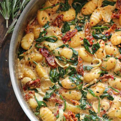 Creamy Tuscan Gnocchi (20 Minutes, ONE-PAN) - Julia's Album Tuscan Gnocchi, Gnocchi Pasta Recipes, Creamy Sun Dried Tomato Sauce, Recipe Italian Sausage, Fresh Gnocchi, Creamy Gnocchi, Vegan Gnocchi, Sausage And Spinach, Gnocchi Dishes