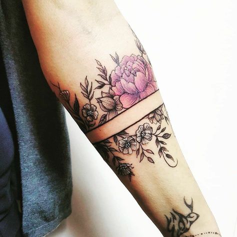 Poppy Arm Band Tattoo, Armband Tattoo For Women Unique, Flower Cuff Tattoo, Flower Arm Band Tattoo, Flower Band Tattoo Design, Tattoo Main, Tattoo Coverup, Cuff Tattoo, Inspiration Tattoos