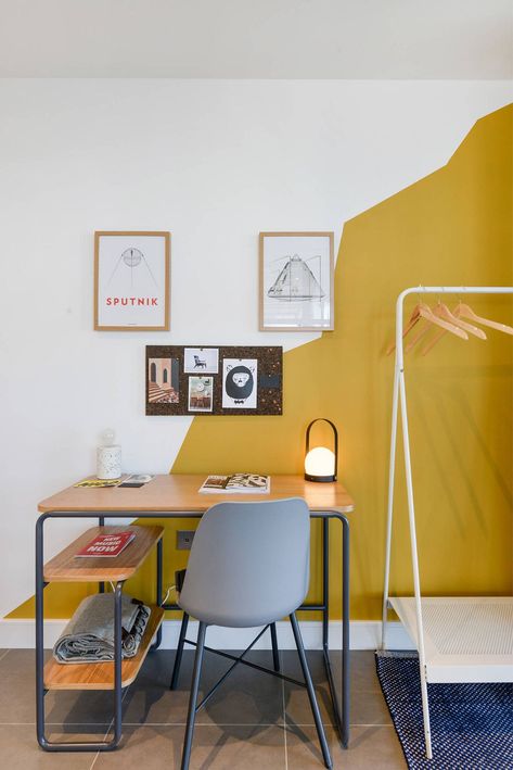 Eye-Catching Efficiency: Small Eclectic Home Offices with Colorful Panache Eclectic Home Office, Blue Home Offices, Modern Eclectic Home, Bedroom Workspace, Tiny Home Office, Yellow Office, Scandinavian Diy, Modern Home Offices, Target Wall