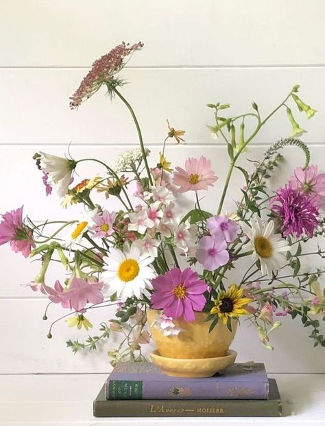 30 Stem Bouquet, Feverfew Flower Arrangement, Quirky Floral Arrangements, Fairy Flower Arrangements, Flower Arranging Tips, Flower Kiosk, Wild Floral Arrangements, Vintage Flower Arrangements, Wild Flower Arrangements