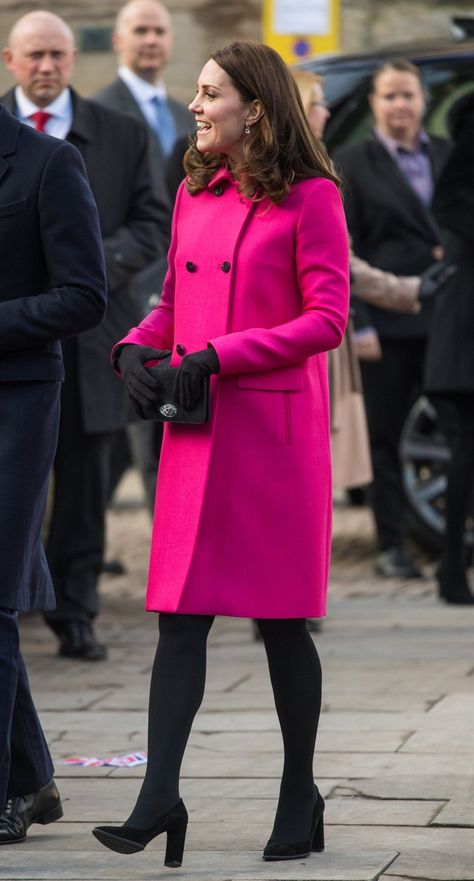 Fushia Coat Outfit, Hot Pink Coat Outfit Winter, Hot Pink Coat Outfit, Pink Coat Outfit Winter, Hot Pink Coat, Pink Coat Outfit, Kate Middleton Stil, Herzogin Von Cambridge, Pop Socks