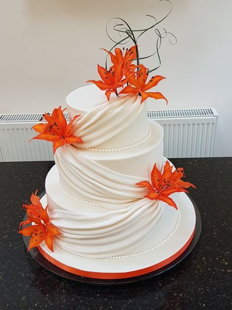 Tiger lily wedding cake Tiger Lilly Wedding Ideas, Orange Lily Wedding Bouquet, Engagement Cake Images, Lily Wedding Cake, 27th Birthday Cake, Orange Birthday Cake, Tiger Lily Wedding, Orange Ideas, Orchid Wedding Cake