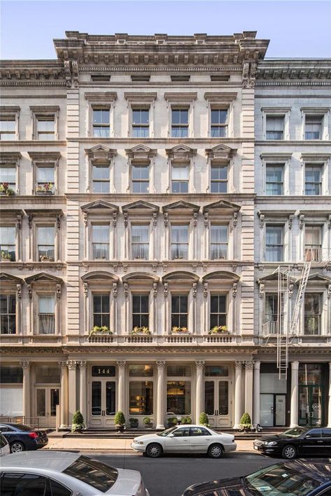 This exceptional limestone loft mansion, spotted on Elliman, was built in 1862 and was just recently gut renovated to the highest standards, situated in the heart of Tribeca, New York. Tribeca Apartment, Classic Facade, Tribeca Loft, Apartment Exterior, Classic Building, Building Front, French Architecture, Modern Mansion, Classic Architecture