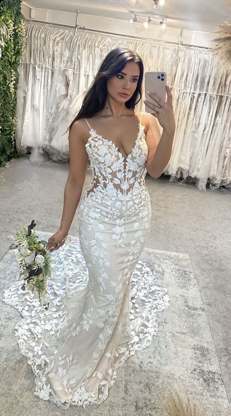 Heart Line Wedding Dress, Wedding Dress For Thick Brides, Wedding Bride And Groom Outfit, Wedding Dresses 2 In 1 Convertible, Wedding Dresses Flowy Sleeves, Tight Wedding Dress, Bride Dress Simple, Unique Wedding Dresses, Pretty Wedding Dresses