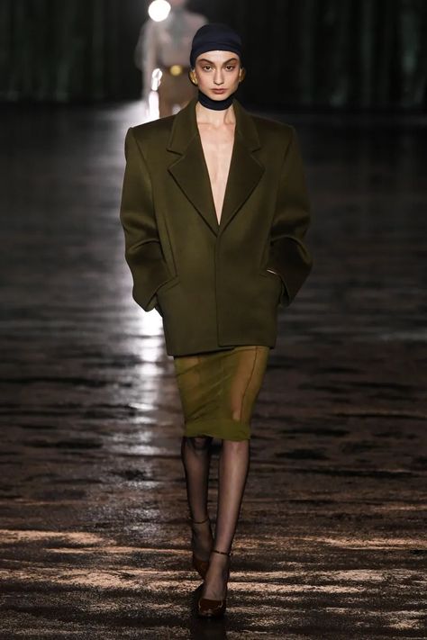 Saint Laurent Fall 2024 Ready-to-Wear Runway, Fashion Show & Collection Review [PHOTOS] Ysl Runway, 80s Look, Fall Winter Trends, Fashion Forecasting, Show Collection, Anthony Vaccarello, Runway Trends, Saint Laurent Paris, Outfit Inspiration Fall