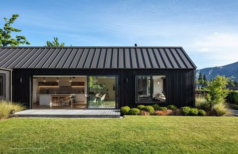 New Zealand Modern House, Black Shed House, Modern Shed House, Shed Homes Ideas, Roys Peak, Nz House, Beach Studio, Modern Modular Homes, Shed House Plans