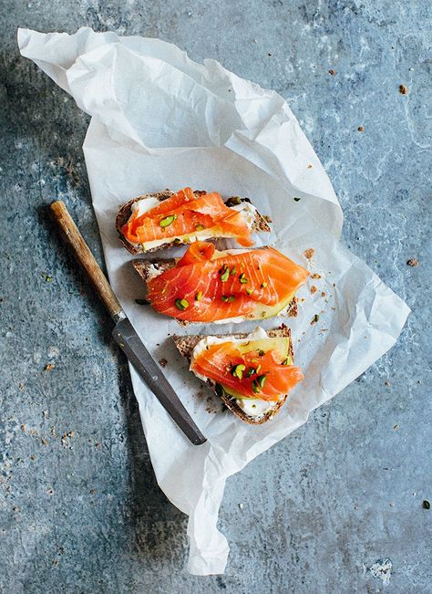 Salmon sandwich with a twist Salmon Photography, Easy Fish Dinners, Toast Aperitif, What Should I Eat, Whole30 Fish Recipes, Salmon Sandwich, Specialty Food Store, Fish Salad, Fish Recipes Healthy