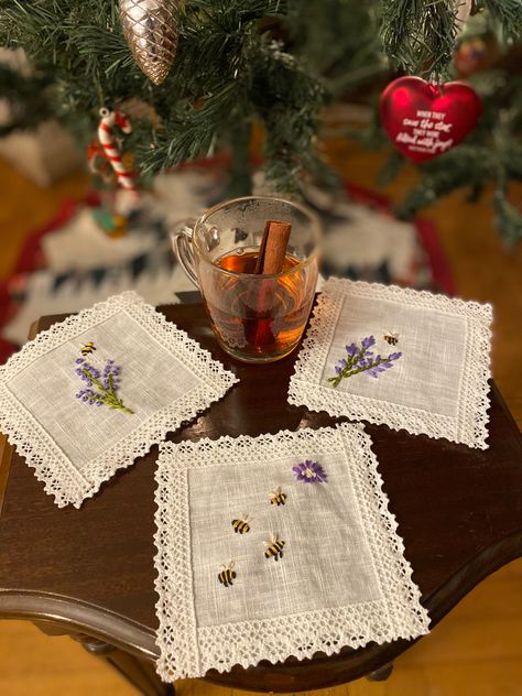 Hand Embroidered Coasters, Sister Gifts Diy, Cotton Coasters, Embroidered Coasters, Embroidery Lessons, Diy Embroidery Designs, Fabric Coasters, Napkin Design, Hand Embroidery Flowers