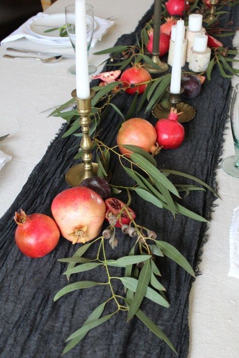 Table Garland Ideas, Pomegranate Centerpiece, Fruit Centerpieces, Fruit Wedding, Seasonal Fruit, Thanksgiving Table Settings, Table Flag, בר מצווה, Wedding Table Decorations