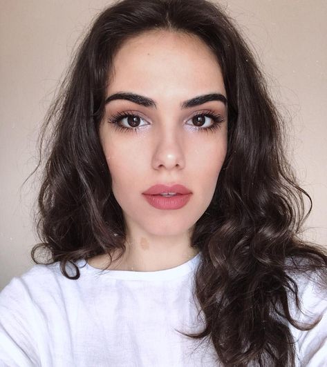 28k Likes, 305 Comments - Özgü Kaya (@kayaozgu) on Instagram Pale Skin Brown Eyes, Eyeshadow On Brown Eyes, Dark Hair Pale Skin, Natural Makeup Ideas, Grey Eye Makeup, Pure Makeup, Pale Skin Makeup, American Makeup, Hair Pale Skin