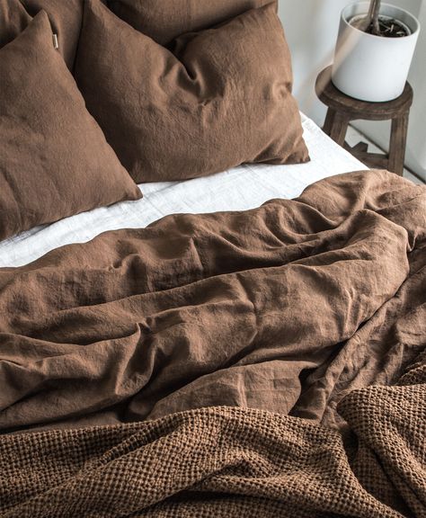 Put your shoes off, drop the grocery bag and jump into your own heaven of comfort! This wonderful 100% linen duvet cover in Walnut will fulfill your bedroom with pure coziness and style. ✓ Listing includes: duvet cover ✓ Comes with wooden buttons closure and internal corner ties to keep the duvet in place Made from 100% natural linen fabric, this duvet is impressively comfortable! It allows your skin to breathe, absorbs moisture, and regulates the temperature, making it an excellent for year-rou Boho Master, Mexican Boho, Bedroom Vibes, Lit King Size, Brown Bed, Waffle Blanket, Linen Duvet Cover, Diy Deco, Natural Linen Fabric