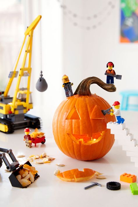 Use your favorite Lego building set to help "carve" your pumpkin this year! Let your kids help build while you cut the pumpkin Lego Pumpkin Painting, Lego Staircase, Lego Pumpkin Carving, Halloween Wishlist, Lego Pumpkin, Diy Pumpkins Crafts, Parts Of A Pumpkin, Lego Halloween, Pumpkin Contest