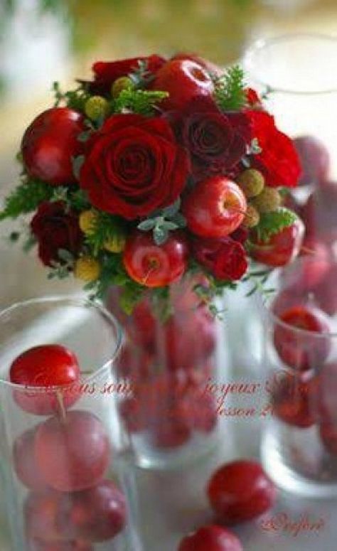 red apple centerpieces for weddings /  / http://www.himisspuff.com/apples-fall-wedding-ideas/9/ Rose Centrepiece, Fruit Bouquet Diy, Apple Centerpieces, Roses Centerpiece, Rose Centerpiece, Apple Wedding, Apple Rose, Nice Holiday, Tafel Decor