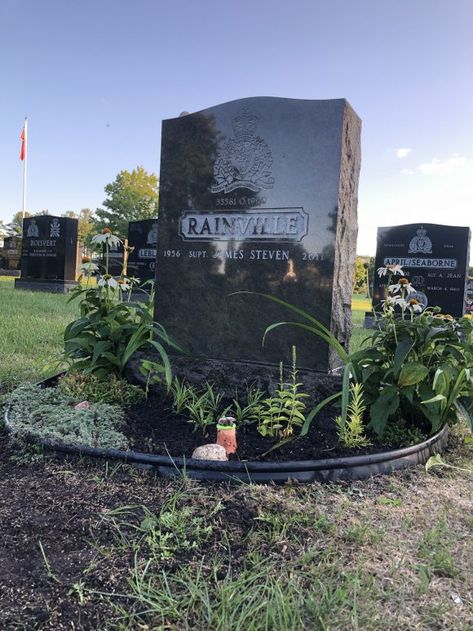 Why Grave Gardening Should be the Latest Gardening Trend - TalkDeath Gravestone Decorations Cemetery, Flowers For Gravesite, All Year Round Plants, Grave Garden, 6 Feet Under, Gravesite Decorations, Military Cemetery, Grave Flowers, Gardening Trends