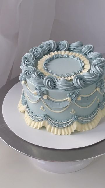 April’s Baker on Instagram: "Tag someone who loves blue💙" Lambeth Cake, Tårta Design, Bolo Vintage, Blue Birthday Cakes, Birthday Cake Designs, Vintage Birthday Cakes, Birthday Cake Design, Vintage Cakes, Cake Design Ideas