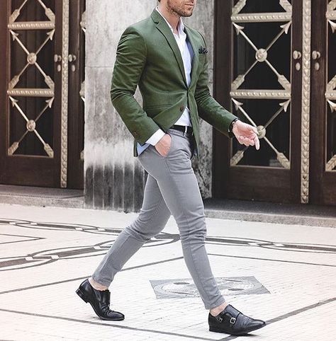 More about men’s fashion at @Gentleboss GB’s Facebook Green Suit Men, Terno Slim Fit, Formal Dresses For Men, Blazer Outfits Men, White Jeans Men, Tom Ford Men, Green Suit, Traje Casual, Fashion Suits For Men