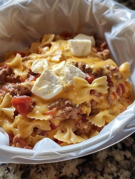 Hamburger Pasta, Bacon Cheeseburger Meatloaf, Mini Crockpot Recipes, Bow Tie Pasta Recipe, Velveeta Recipes, Ree Drummond Recipes, Crockpot Pasta, Martha Stewart Recipes, Rotel Tomatoes