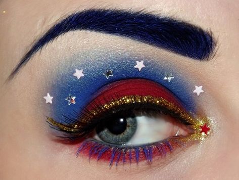 8 Amazing Superhero Inspired Eyes...I would never have this but its some crazy talent! We need to find a superhero run! Superhero Makeup, Wonder Woman Makeup, Fantasy Make-up, Baby Avengers, Halloween Makeup Diy, Shadow Makeup, White Shadow, Wonder Woman Costume, Beautiful Eye Makeup