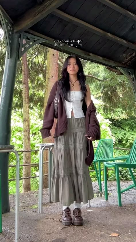 #fashion #aesthetic #outfits #casual #fall #inspiration #instagram vid by :  k.ityee Outfit Ideas Cozy Summer, Midi Skirt School Outfit, Outfits With A Jean Skirt, Classy Elegant Casual Outfits, Crop Top In Winter, Aesthetic Outfit Poses, Style Tiktok, Fall Aesthetic Outfit Skirt, Chilly Farmers Market Outfit