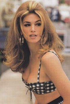 Cindy Crawford, 1980's Style. FAMOUS VENUS IN CAPRICORN PEEPS . She is a descendant of Charlemagne. Celebrity Beauty Secrets, 60s Hair, 80s Hair, 90s Supermodels, 90s Models, 90s Hairstyles, Brooke Shields, Linda Evangelista, Rory Gilmore