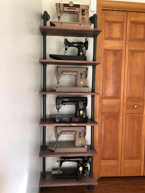 Sewing Machine Collection Display, Vintage Sewing Machine Display, Sewing Machine Display Ideas, Sewing Machine Display, Sewing Studio Organization, Sewing Shed, Sewing Room Storage, Craft Shed, Sewing Room Design