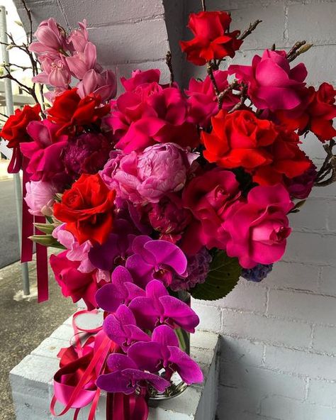 Magenta Wedding Decorations, Magenta Wedding Theme, Bright Pink Wedding, Magenta Wedding, Bright Wedding Colors, Fuchsia Wedding, Red Wedding Flowers, Bright Wedding, Holiday Floral