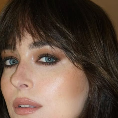 The Zoe Report on Instagram: "No afternoon coffee necessary, Dakota Johnson's "latte makeup" is doing the trick. Head to the link in our bio for everything you need to know about the latest viral beauty trend, and learn how to recreate Johnson's sultry look. ⁠ ⁠ 📷: @valeriaferreiramakeup" Dakota Johnson No Makeup, Dakota Johnson Makeup Tutorial, Cool Brown Makeup, Expresso Makeup Look, Coffee Date Makeup, Coffee Makeup Look, Brown Natural Makeup, Cappuccino Makeup, Dakota Johnson Makeup