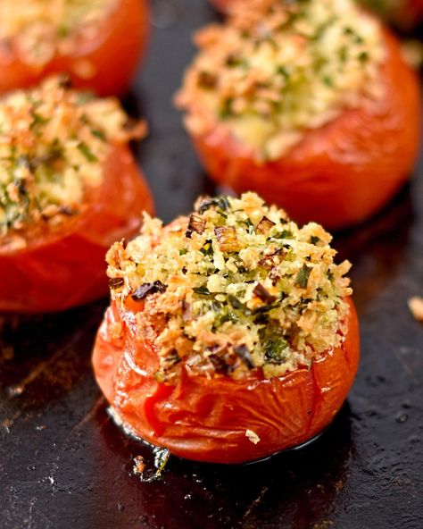 Baked Tomato Recipes, Easy Food Recipes, Tomato Dishes, Stuffed Tomatoes, Baked Tomatoes, Vegetarian Recipes Easy, The Circus, Tikka Masala, Tomato Recipes