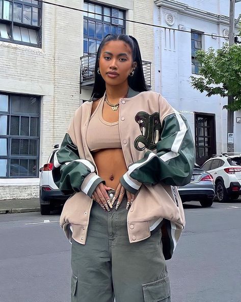 Street fashion
Street style
Black girls outfit
Melanin girls outfit
Baggy clothes ideas Urban Street Style Women Streetwear, Street Style Outfits Casual, Streetwear Outfit Ideas, Cool Streetwear, Grp Ports, Effortlessly Chic Outfits, Oversized Sweaters, Swag Outfits For Girls, Tomboy Style Outfits