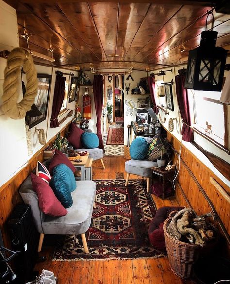 ✍️ An absolute stunner of an interior from @jereme89 👌 — ⛵️Follow @narrowboat.life #️⃣Use #narrowboatlife Quirky Living Room Ideas, Narrowboat Life, Quirky Living Room, Canal Boat Interior, Narrowboat Interiors, Boat House Interior, Houseboat Living, Narrow Boats, Narrow Boat