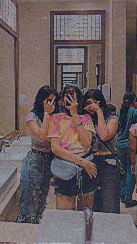 Photography Poses Trio, Trio Photo Ideas Aesthetic, Mirror Selfie Poses With Friends, Trio Selfie Ideas, 3 Friends Poses Photography, Friends Mirror Selfie Aesthetic, Trio Poses Aesthetic, Trio Mirror Selfie, Aesthetic Trio Pics